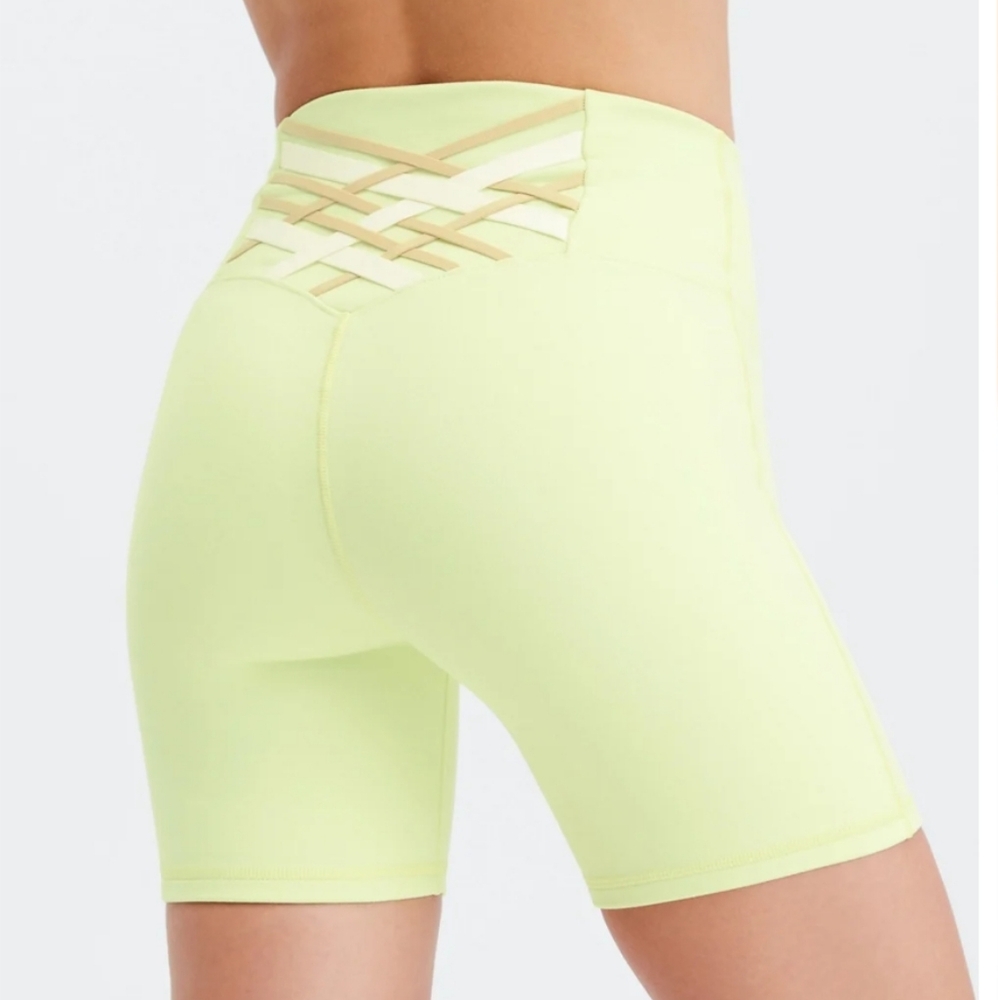 Fabletics The Boost 2 Short 6" Power Hold Lemon Creme Medium Brand New.